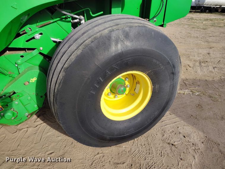 image for item DT0835 John Deere 569 Premium round baler