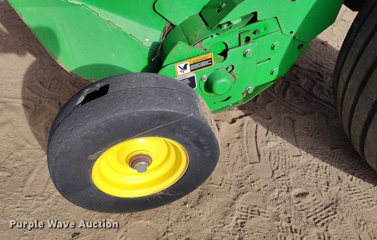 image for item DT0835 John Deere 569 Premium round baler