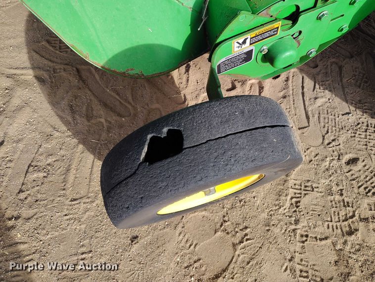 image for item DT0835 John Deere 569 Premium round baler