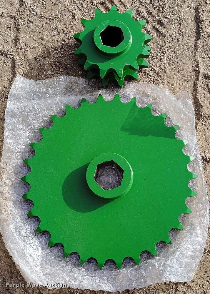 image for item DT0835 John Deere 569 Premium round baler