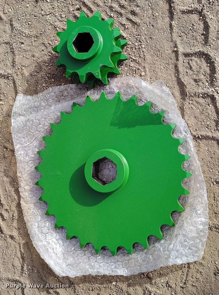 image for item DT0835 John Deere 569 Premium round baler