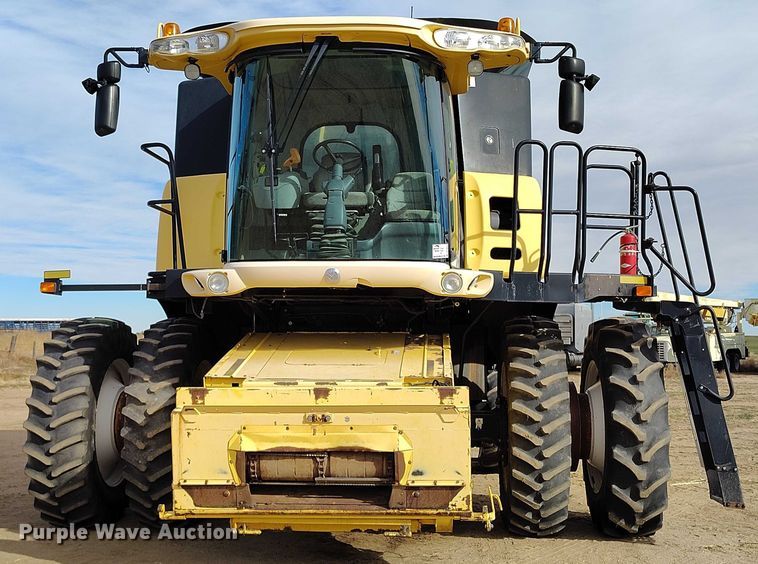 image for item DT0837 2003 New Holland CR960 combine