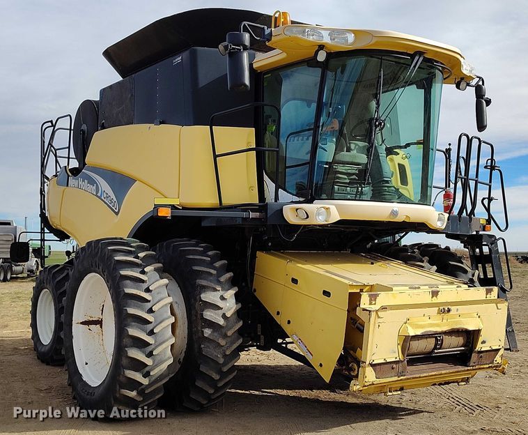 image for item DT0837 2003 New Holland CR960 combine