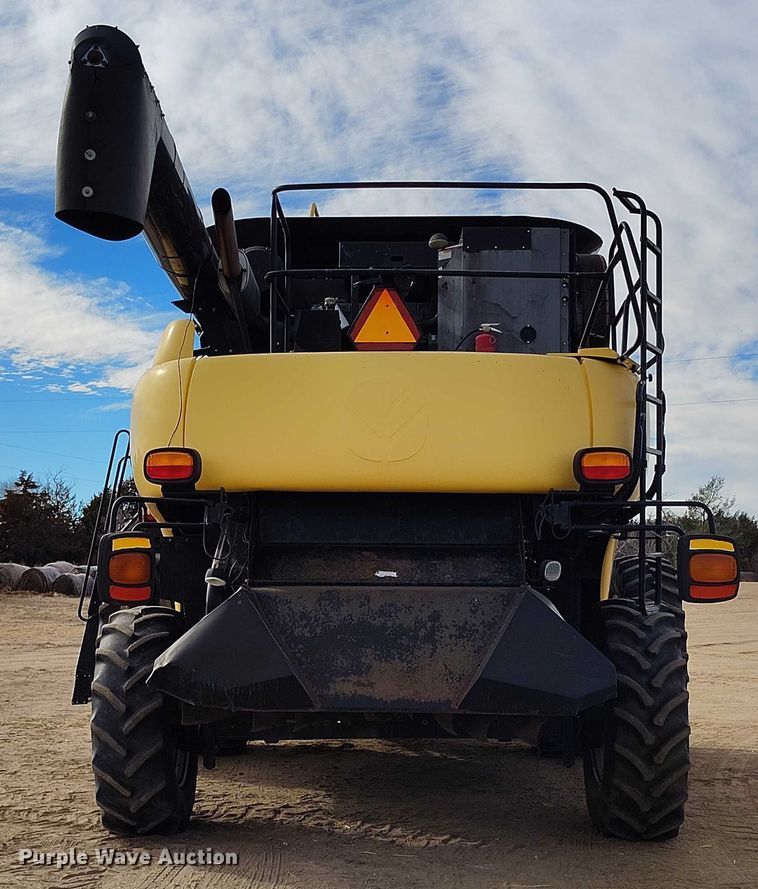 image for item DT0837 2003 New Holland CR960 combine