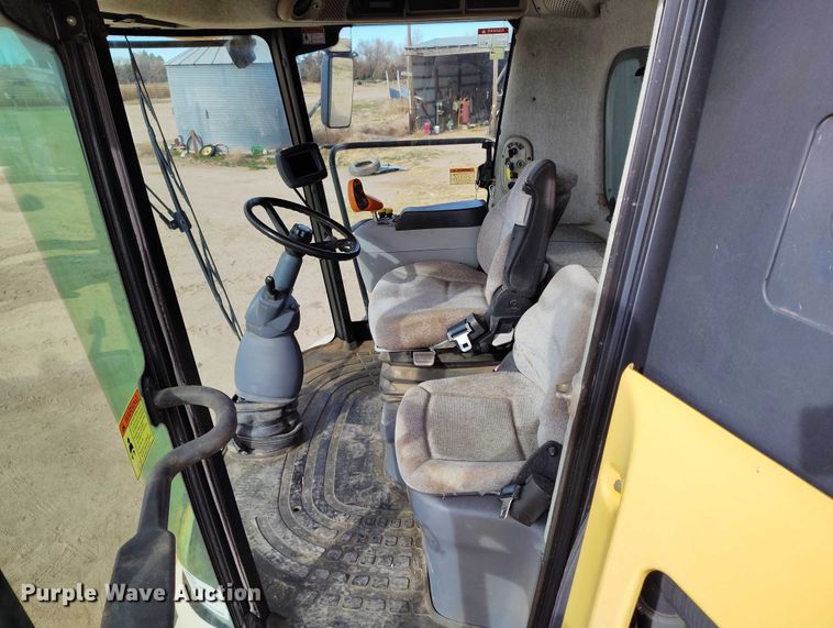 image for item DT0837 2003 New Holland CR960 combine