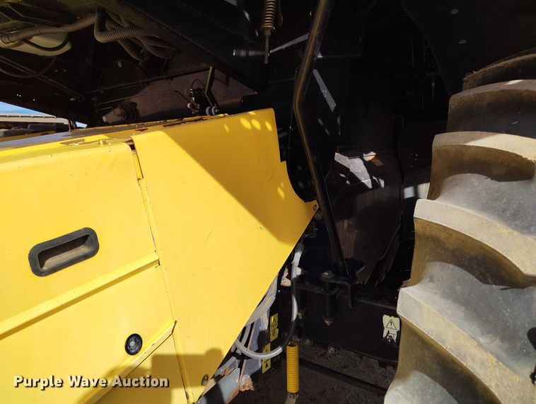 image for item DT0837 2003 New Holland CR960 combine