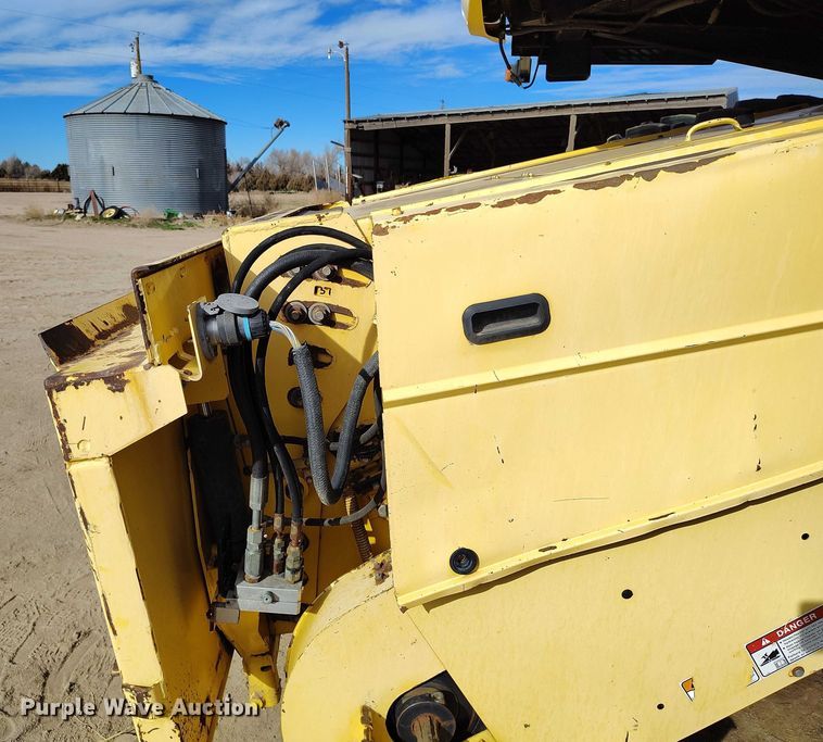 image for item DT0837 2003 New Holland CR960 combine