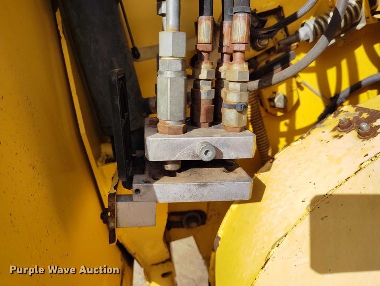 image for item DT0837 2003 New Holland CR960 combine