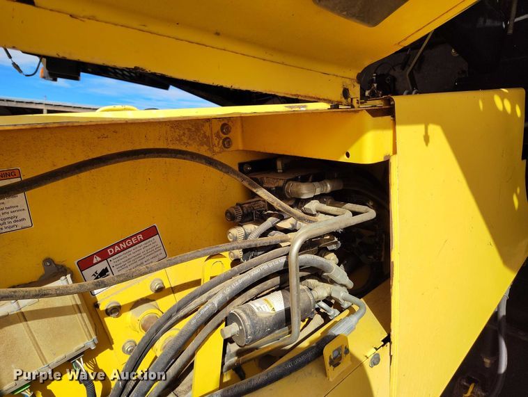 image for item DT0837 2003 New Holland CR960 combine