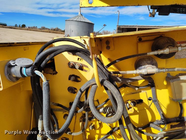 image for item DT0837 2003 New Holland CR960 combine