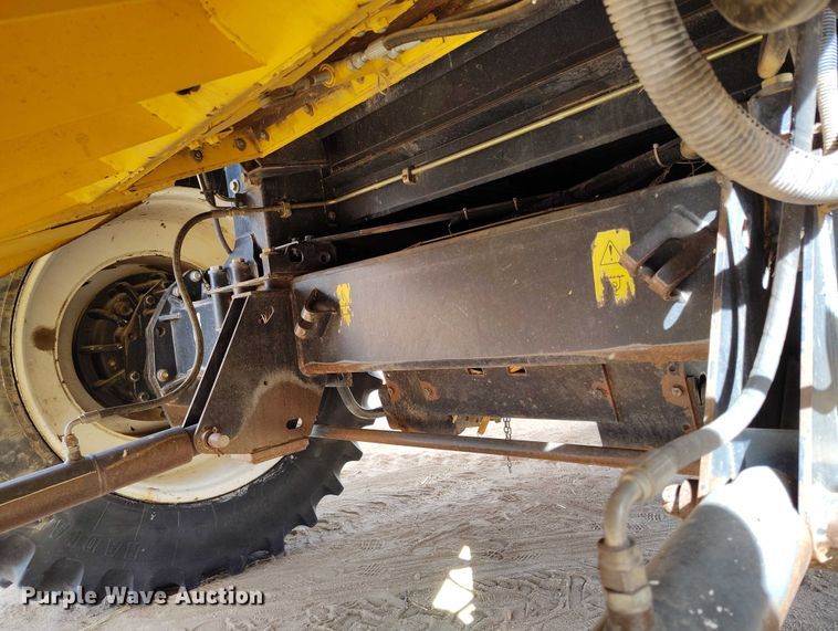 image for item DT0837 2003 New Holland CR960 combine