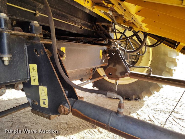 image for item DT0837 2003 New Holland CR960 combine