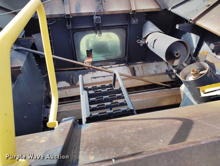 image for item DT0837 2003 New Holland CR960 combine