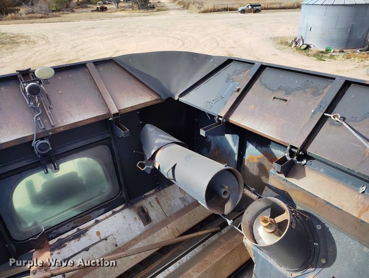 image for item DT0837 2003 New Holland CR960 combine