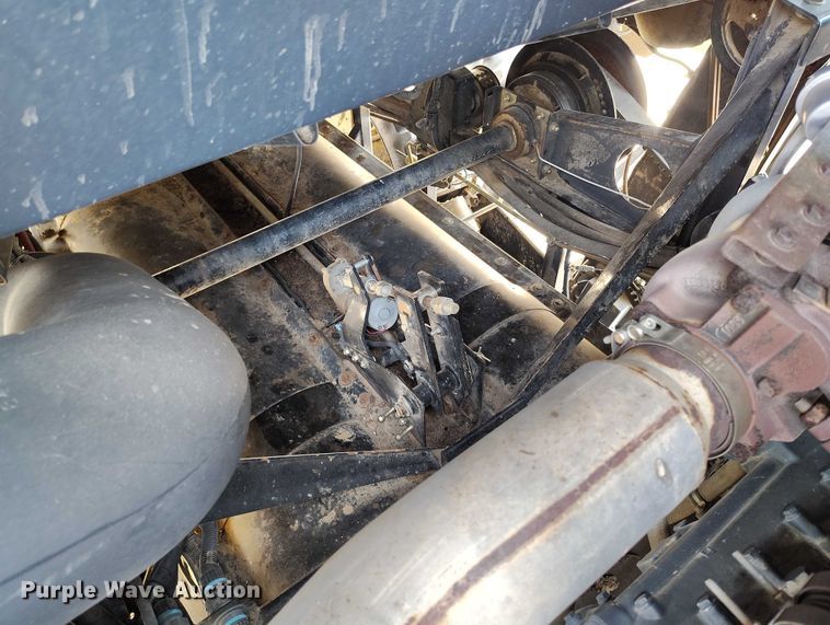 image for item DT0837 2003 New Holland CR960 combine