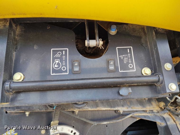 image for item DT0837 2003 New Holland CR960 combine