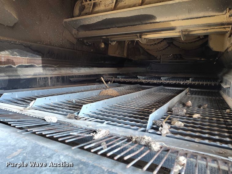 image for item DT0837 2003 New Holland CR960 combine