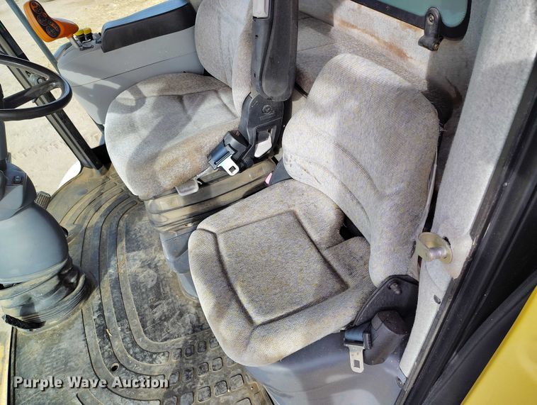 image for item DT0837 2003 New Holland CR960 combine