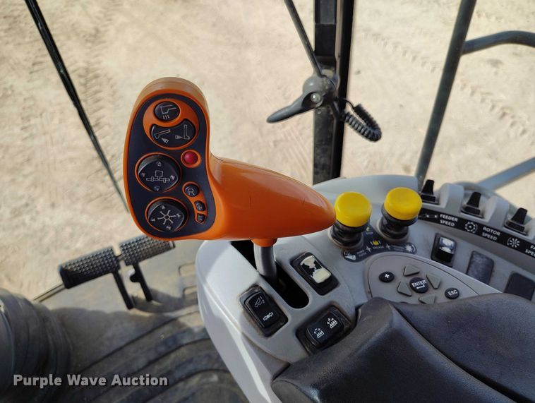 image for item DT0837 2003 New Holland CR960 combine