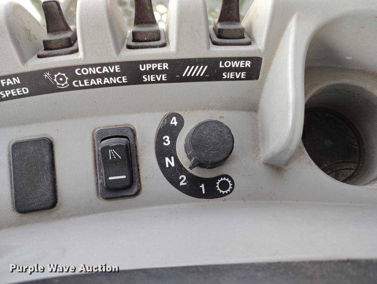 image for item DT0837 2003 New Holland CR960 combine