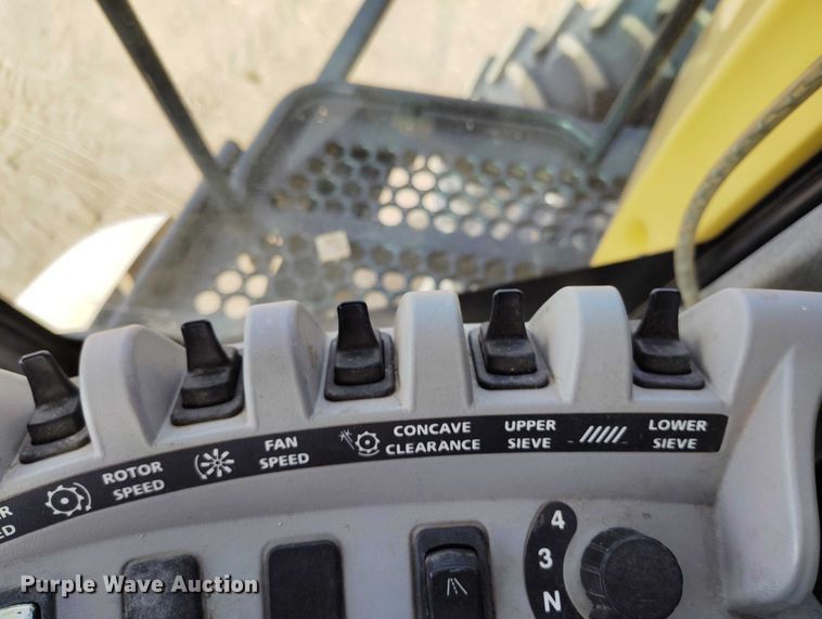 image for item DT0837 2003 New Holland CR960 combine