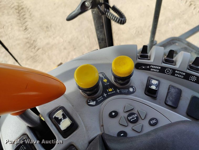 image for item DT0837 2003 New Holland CR960 combine