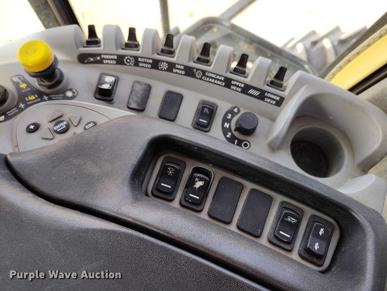 image for item DT0837 2003 New Holland CR960 combine