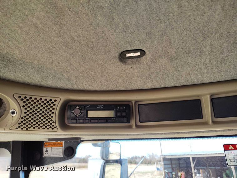 image for item DT0837 2003 New Holland CR960 combine