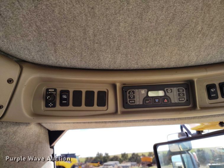 image for item DT0837 2003 New Holland CR960 combine