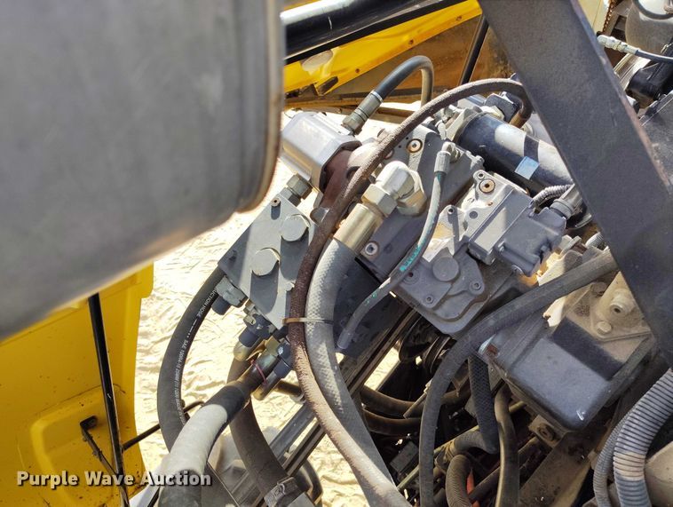 image for item DT0837 2003 New Holland CR960 combine