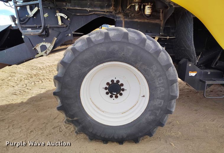 image for item DT0837 2003 New Holland CR960 combine