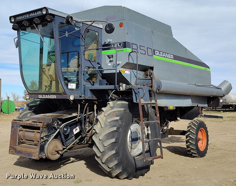 image for item DT0838 Gleaner R50 combine