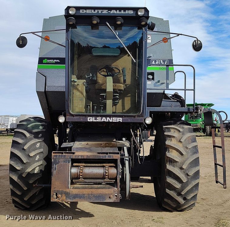 image for item DT0838 Gleaner R50 combine