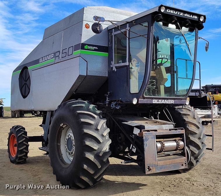 image for item DT0838 Gleaner R50 combine