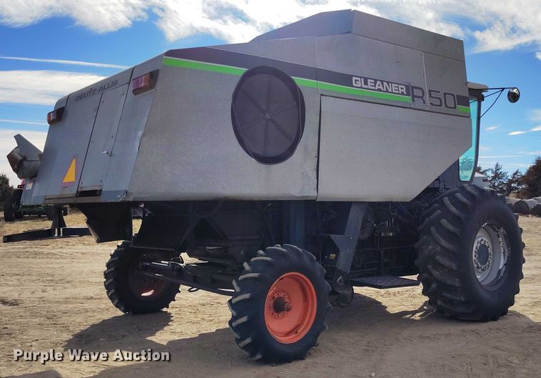 image for item DT0838 Gleaner R50 combine