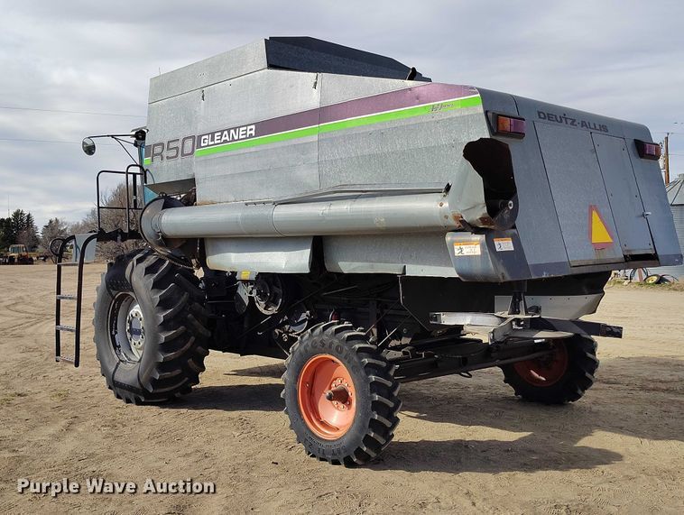 image for item DT0838 Gleaner R50 combine