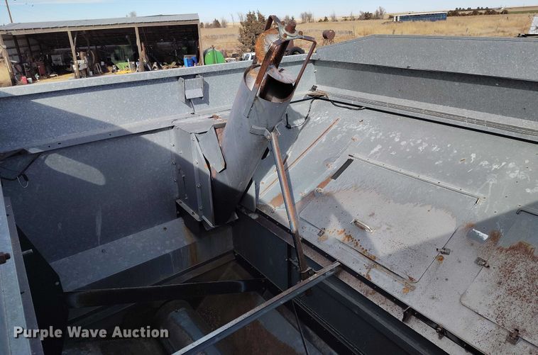 image for item DT0838 Gleaner R50 combine