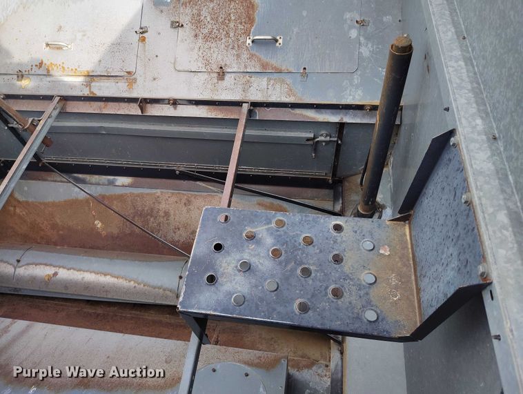 image for item DT0838 Gleaner R50 combine