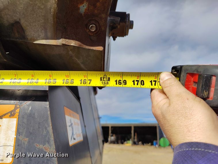 image for item DT0838 Gleaner R50 combine