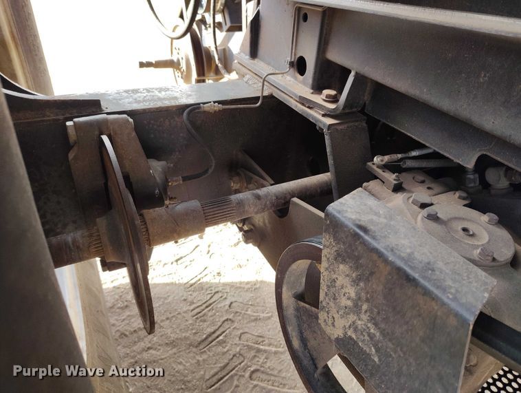 image for item DT0838 Gleaner R50 combine