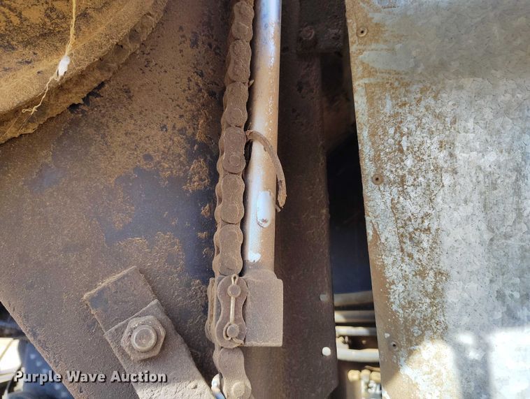 image for item DT0838 Gleaner R50 combine