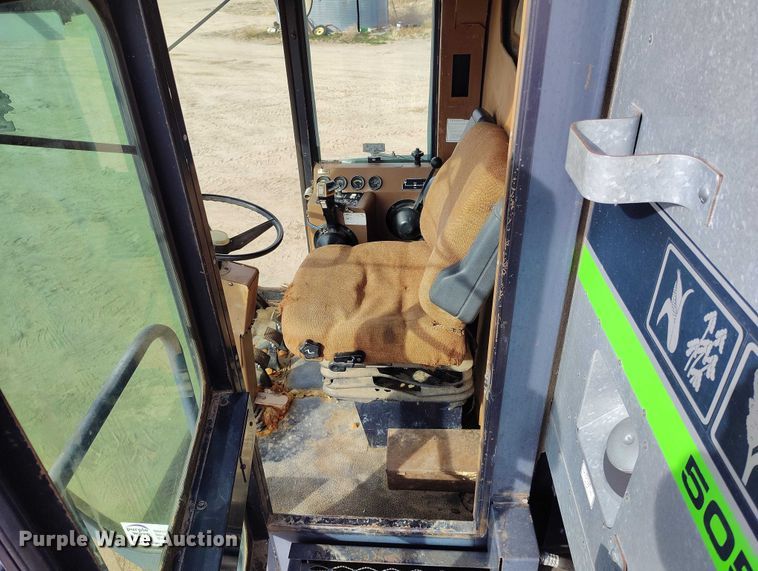 image for item DT0838 Gleaner R50 combine