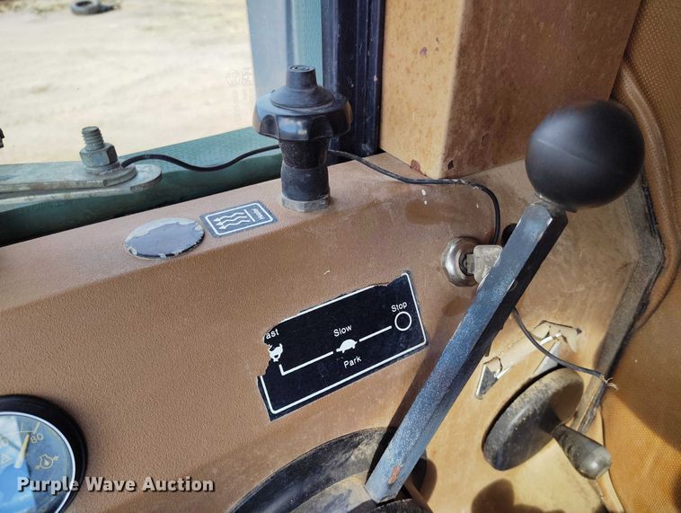 image for item DT0838 Gleaner R50 combine