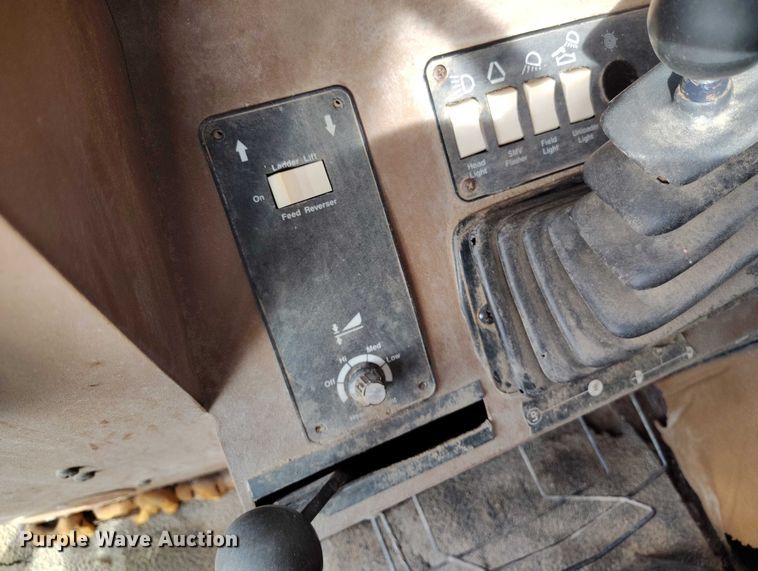 image for item DT0838 Gleaner R50 combine