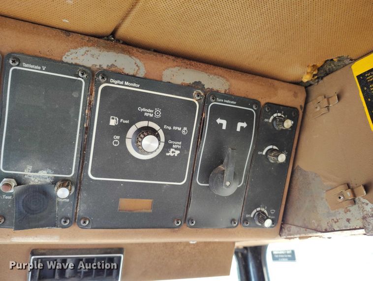 image for item DT0838 Gleaner R50 combine