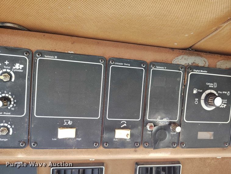 image for item DT0838 Gleaner R50 combine