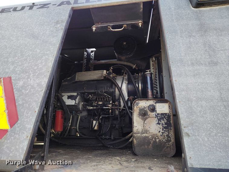 image for item DT0838 Gleaner R50 combine