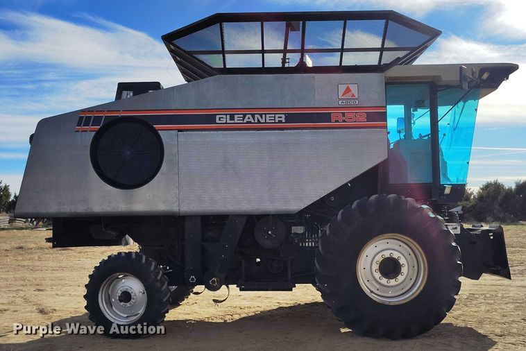 image for item DT0839 Gleaner R52 combine