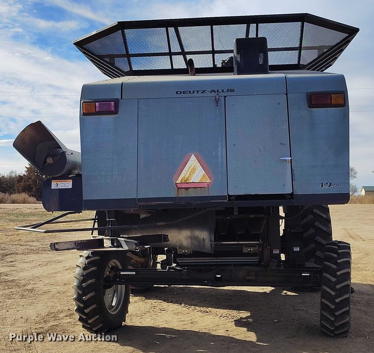 image for item DT0839 Gleaner R52 combine