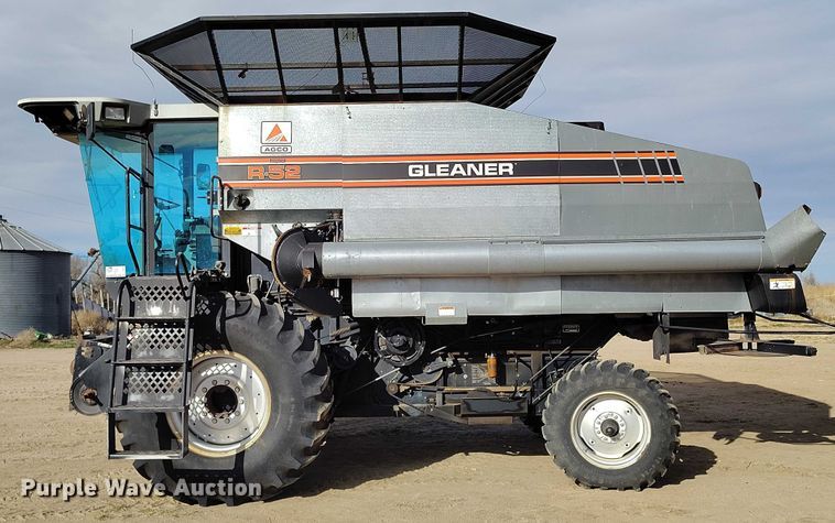 image for item DT0839 Gleaner R52 combine
